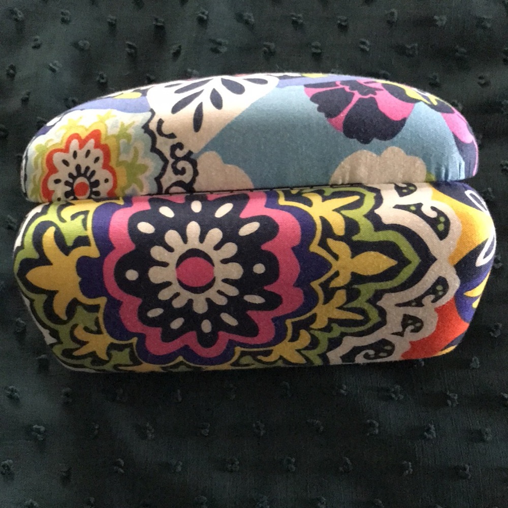 Vera Bradley Clamshell Sunglass Case - Picture 3 of 3